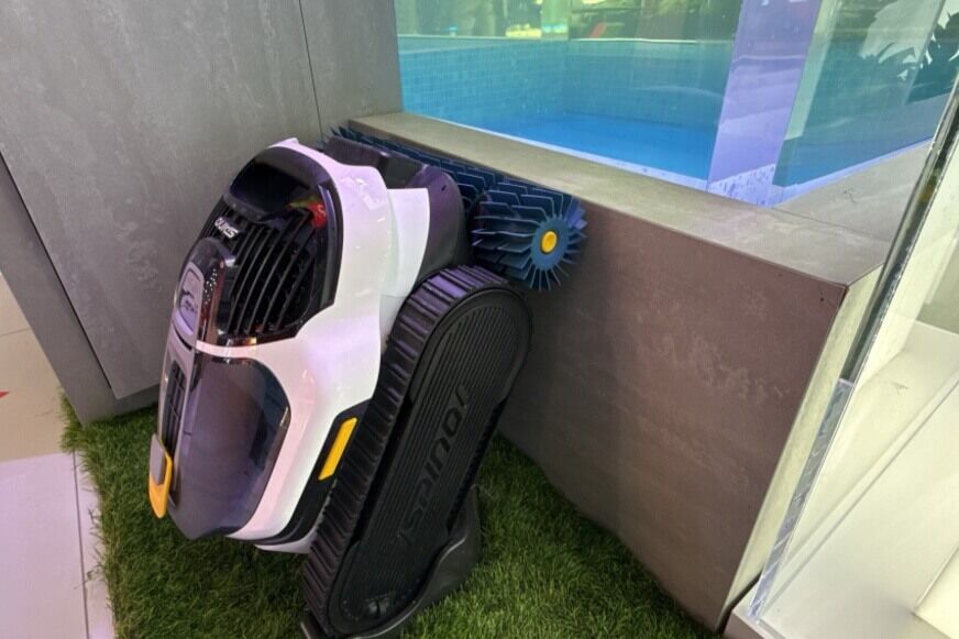Mammotion SPINO S1 Pro reinigt die Wasserlinie eines Pools horizontal